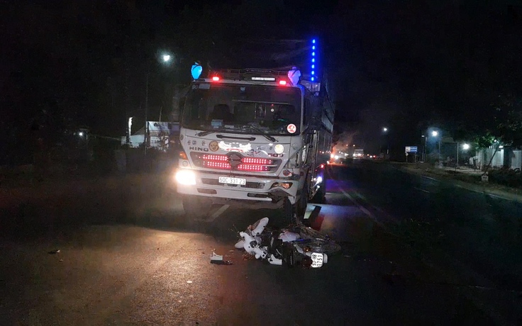 Bình Phước: Xe máy 'đấu đầu' xe tải trên quốc lộ 14 khiến 1 người tử vong