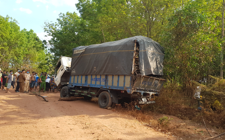 Bình Phước: Xe tải tuột dốc cuốn xe máy vào gấm khiến 1 người tử vong
