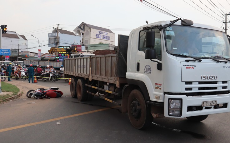 Bình Phước: Xe tải va chạm xe máy, bé gái 5 tuổi tử vong thương tâm