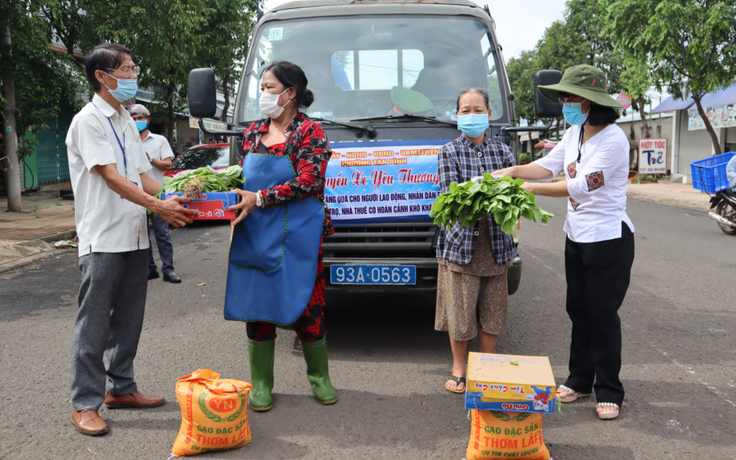 Chuyến xe yêu thương đến từng xóm trọ để 'không ai bị bỏ lại' trong mùa dịch Covid-19