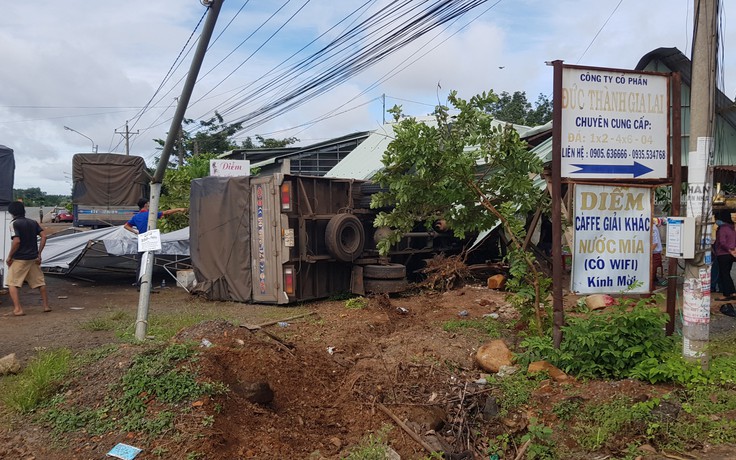 Bình Phước: Xe tải tông sập chốt kiểm soát Covid-19, một công an xã bị thương