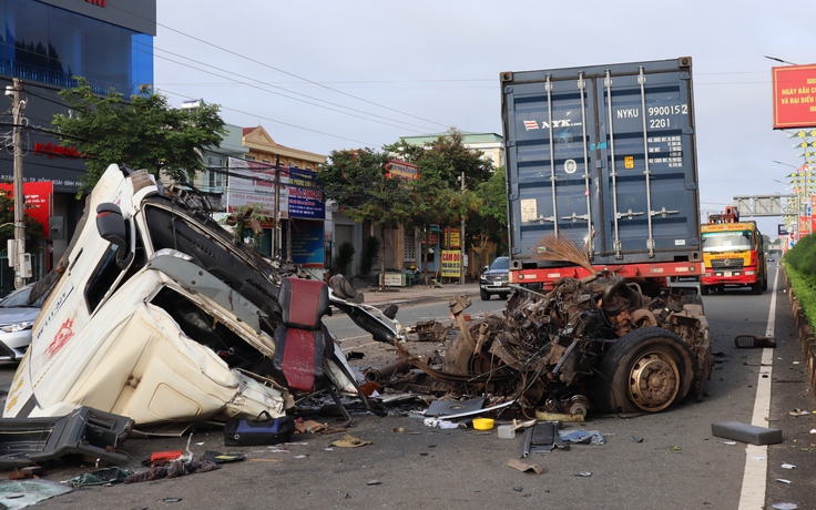 Tai nạn ở Bình Phước: Xe container va chạm xe bơm bê tông trên QL14, 1 người chết