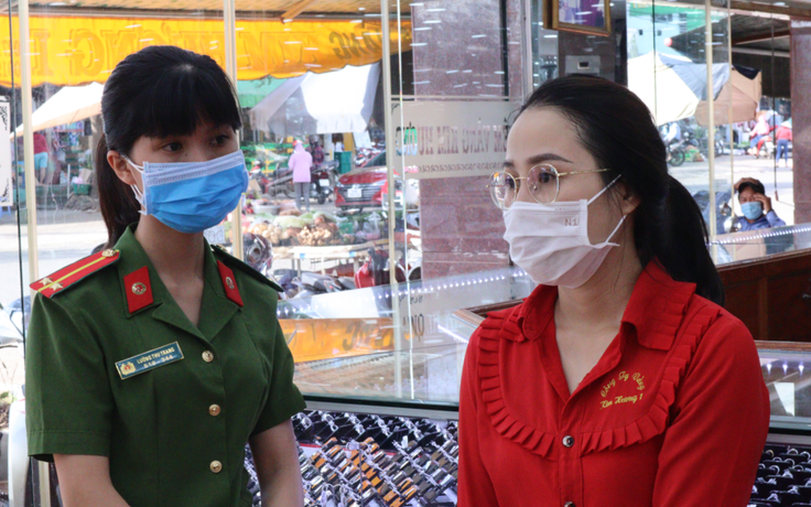 Khởi tố nữ nhân viên tiệm vàng lấy trộm 2.380 chiếc nhẫn ở Bình Phước