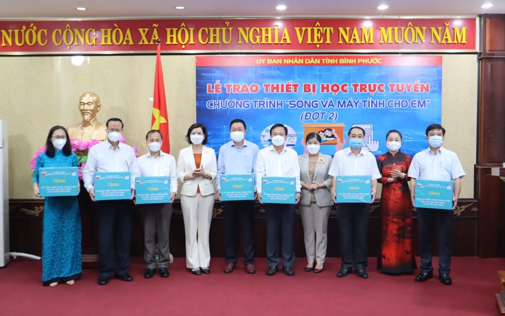 Trao tặng 10.000 điện thoại thông minh cho học sinh khó khăn ở Bình Phước