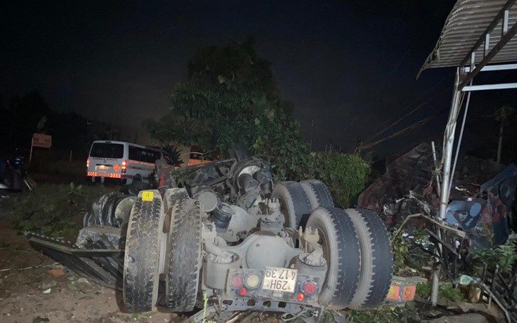 Bình Phước: Xe tải lao vào cổng nhà dân khiến 1 người tử vong tại chỗ