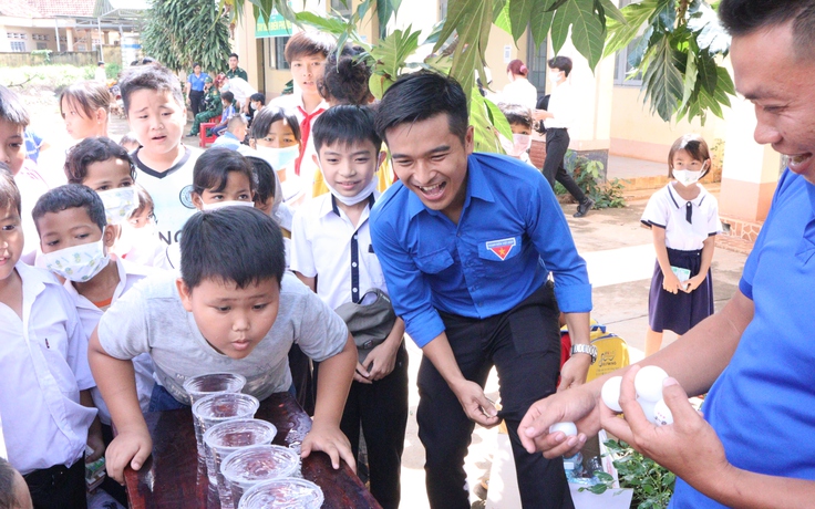 Thanh niên tình nguyện hè: Nhiều công trình 'Vì đàn em thân yêu'