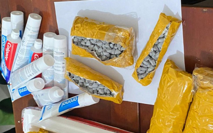 Bình Dương: Tạm giữ người mang 2 thùng xốp chứa hàng trăm viên nén nghi ma túy