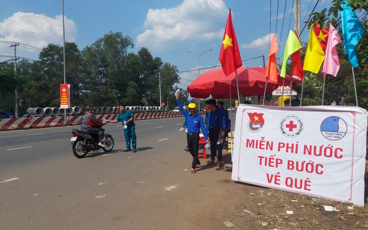 Tiếp nước uống miễn phí cho người dân trên đường về quê đón tết