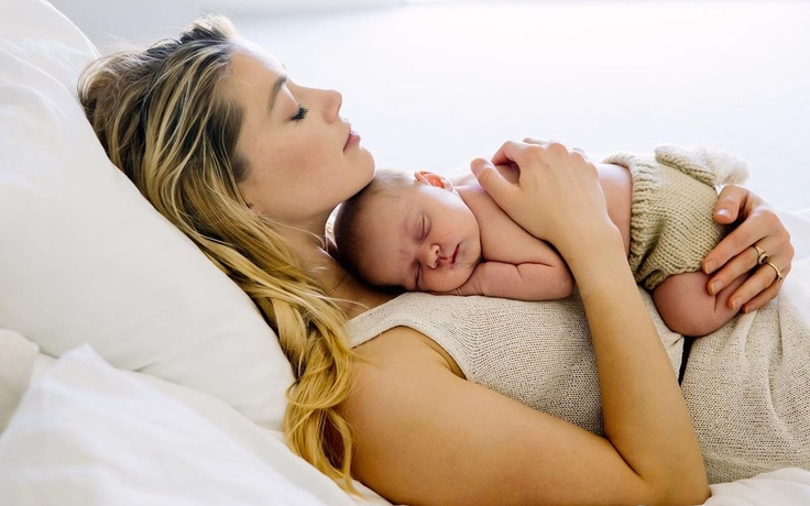 Amber Heard đón con gái đầu lòng nhờ mang thai hộ