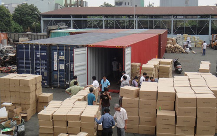 Buôn lậu “đánh tháo” hàng chục container ra khỏi cảng