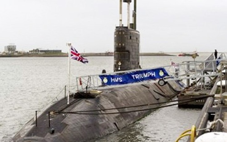 Tàu ngầm Anh đâm phải băng khi truy đuổi tàu Nga