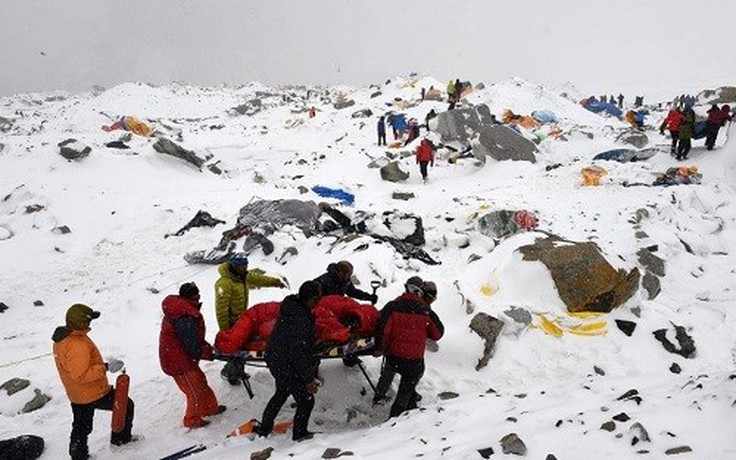 Đúng rồi, 5 người Việt leo núi ở Nepal đang làm phiền xã hội