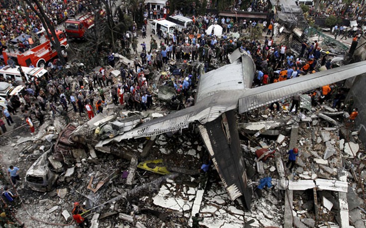 Nhân chứng kể lại vụ máy bay chở 113 người rơi xuống khu dân cư ở Indonesia