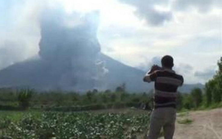 Núi lửa Sinabung lại phun trào