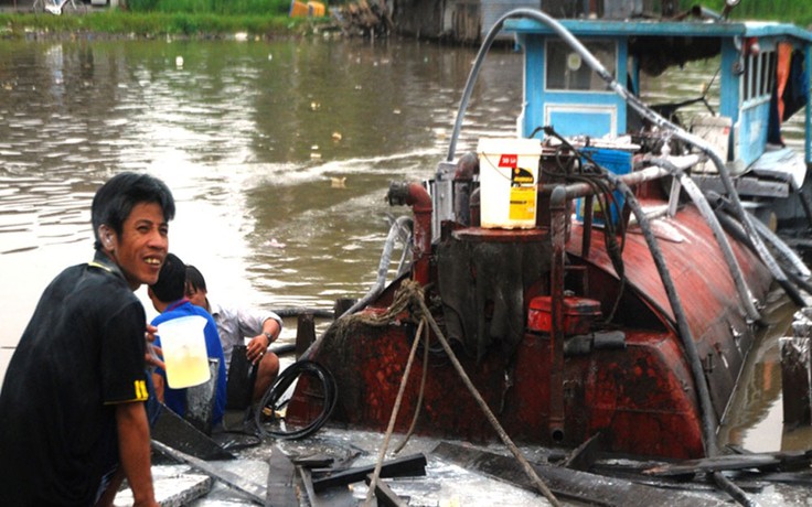 Ghe chở 20.000 lít dầu DO phát nổ, một người bị thương