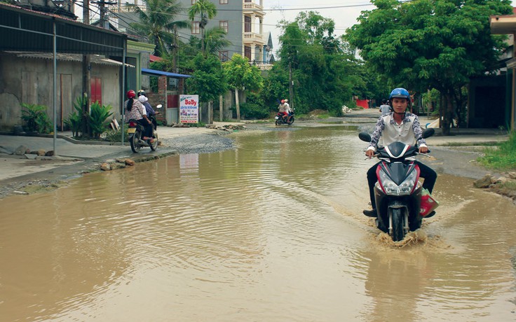 Sản phụ 'di tản' chờ đẻ vì đường quá xấu