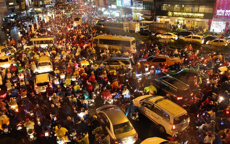 Sài Gòn hỗn loạn vì kẹt xe, ngập nước do mưa lớn