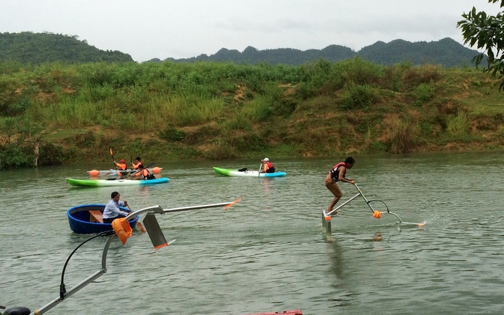 Nhảy 'chim nước' độc đáo trên sông Chày gần động Phong Nha