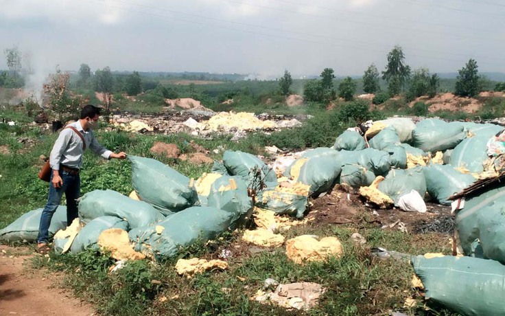 Xử phạt chủ đất lập bãi chứa rác thải