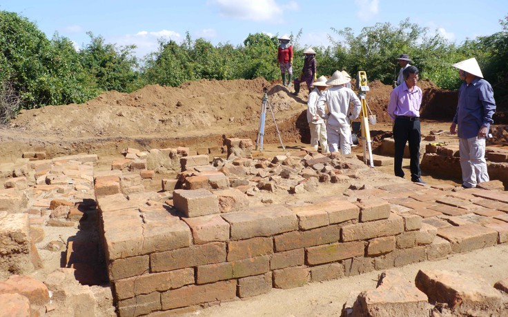 Phát hiện thêm nhiều nền móng kiến trúc tại thành Cha