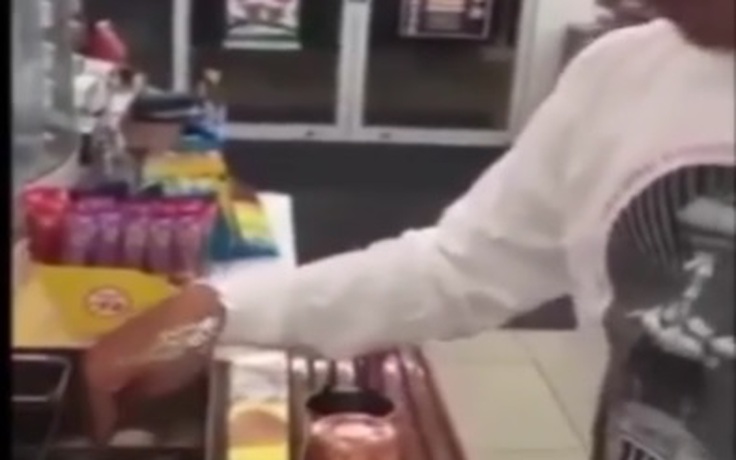 Bị cảnh sát bắt vì chọc tay vào thức ăn đang bày bán
