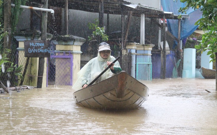 Tìm thấy thi thể nạn nhân trong vụ lật ghe, nước lũ cuốn trôi