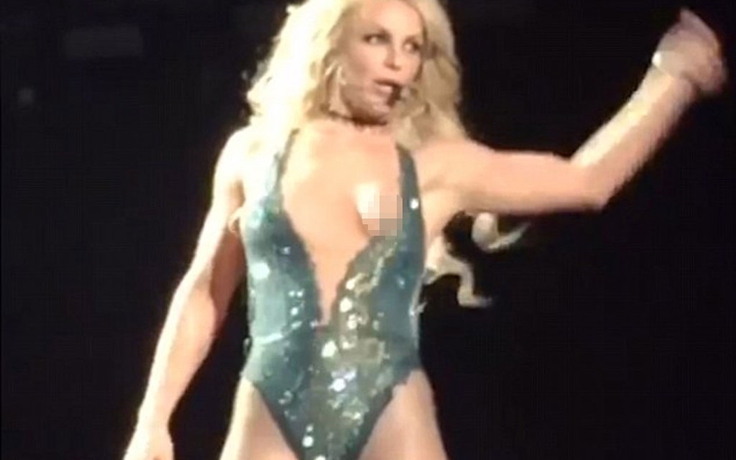 Britney Spears gặp sự cố tụt áo khi biểu diễn