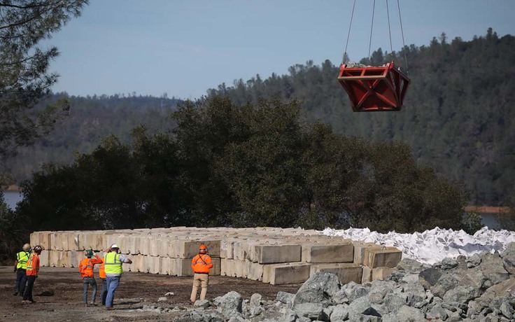 Mỹ ráo riết cứu đập ở California