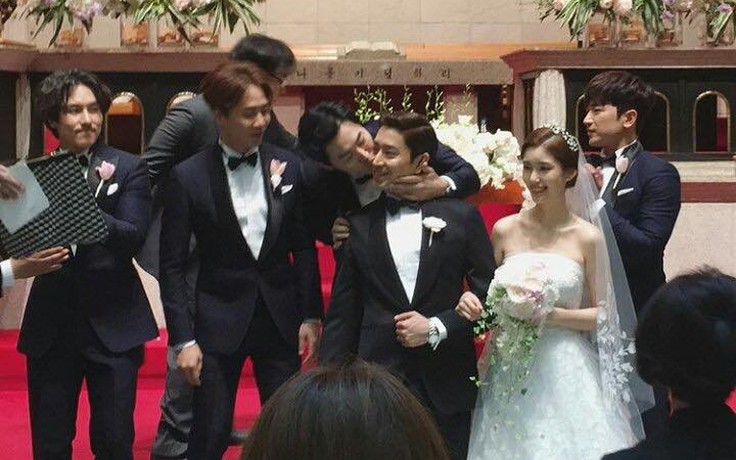 Trưởng nhóm Shinhwa bị đồng nghiệp 'cưỡng hôn' trong đám cưới