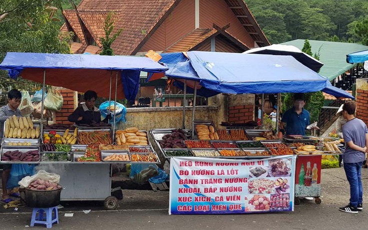 Bát nháo 'chợ nướng' trước cổng thiền viện