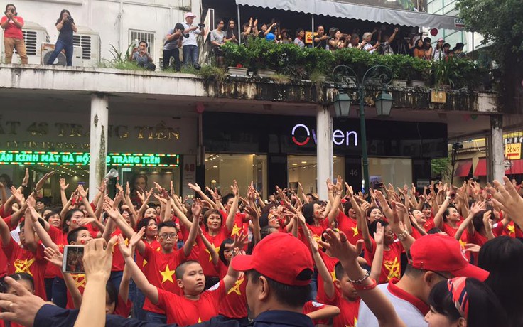 500 cựu học sinh khóa PTTH Hà Nội nhảy Flashmob mừng triển lãm ảnh