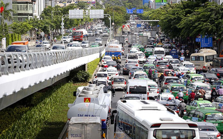 TP.HCM thí điểm lưu thông một chiều trên cầu vượt để giảm kẹt xe