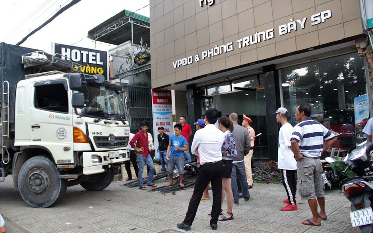 Sau vụ va chạm, xe tải Hino lao thẳng vào showroom Hyundai Bảo Lộc