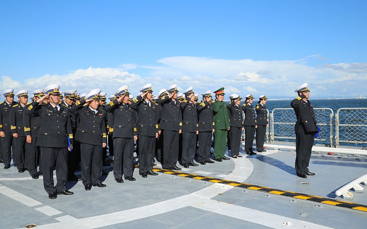 Đoàn công tác trên chiến hạm Trần Hưng Đạo tưởng niệm nguyên Tổng bí thư Đỗ Mười