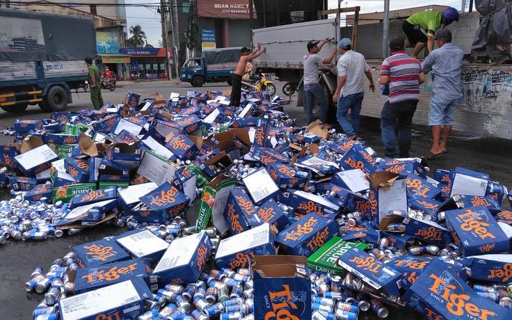 Hàng trăm thùng bia đổ ra đường, người dân giúp tài xế thu gom