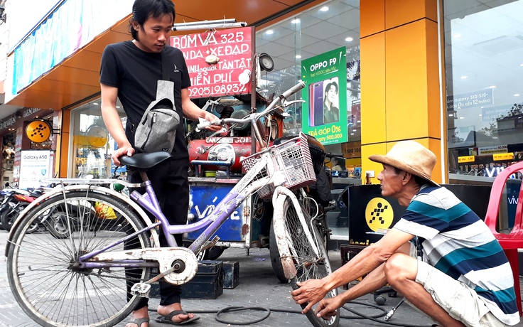 15 năm bơm vá xe đạp miễn phí, bị nói “nghèo mà bày đặt làm từ thiện”