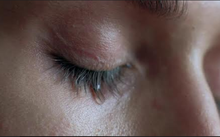 Vì sao có nhiều người khóc sau khi 'yêu'? Có cần trị liệu?