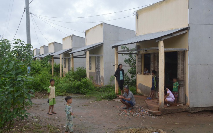 Hàng loạt nhà định cư hộ nghèo hoang phế