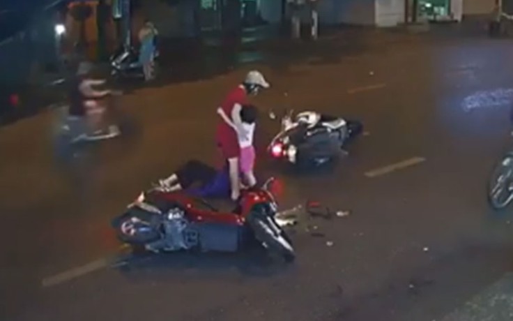 Cư dân mạng quan tâm: Mẹ dừng xe giữa đường suýt gây họa cho con
