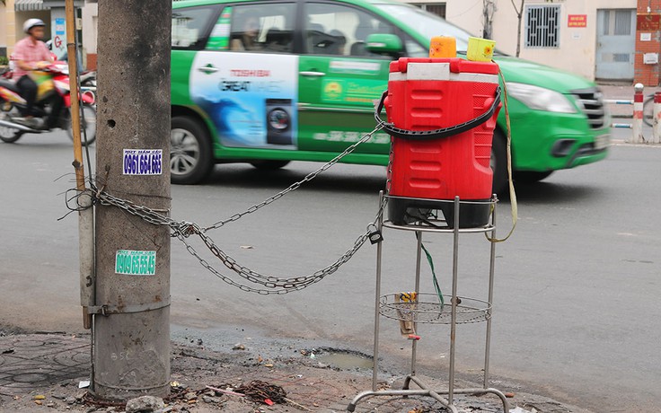 Bình trà đá miễn phí đầy xích giữa Sài Gòn vì sợ bị trộm lấy mất