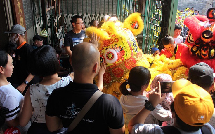 Người Sài Gòn 'rủ nhau' đi chùa Bà Chợ Lớn đầu năm mới Canh Tý 2020