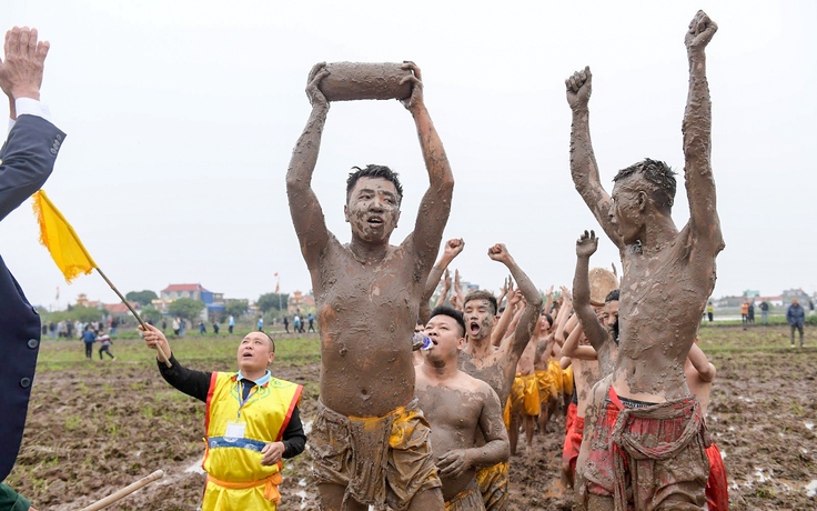 'Chấp' 13 độ, cả trăm người đàn ông cởi trần trầm mình giữa bùn lầy Cướp Trái