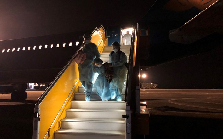 Chuyến bay đón 30 công dân Việt từ Vũ Hán: Ấm lòng tình người