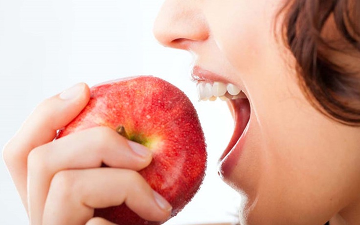 Ăn táo giảm triệu chứng mãn kinh