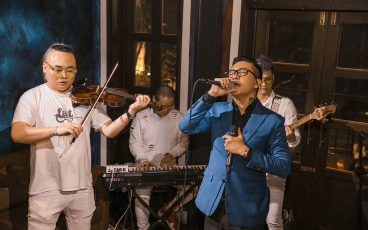 Tuấn Hưng mời Khắc Việt tham gia show diễn trực tuyến có bán vé