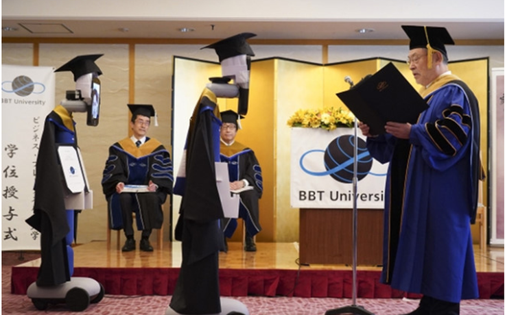 Cư dân mạng quan tâm: Robot thay sinh viên nhận bằng tốt nghiệp trong mùa dịch Covid-19