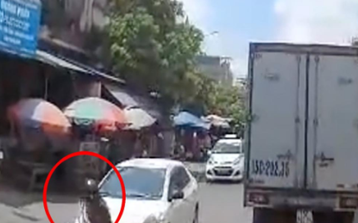 Cư dân mạng quan tâm: Sang đường bất cẩn, người nữ bị ô tô tông văng