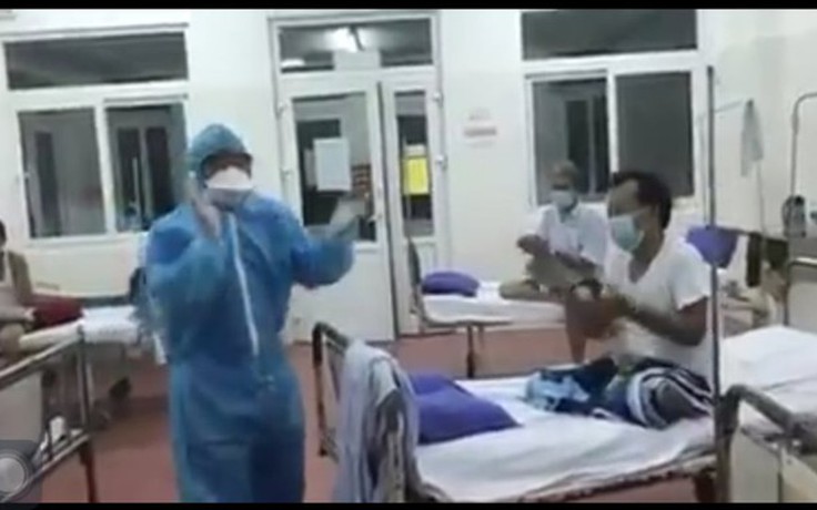 Cư dân mạng quan tâm: Bác sĩ hát cùng bệnh nhân trong khu cách ly