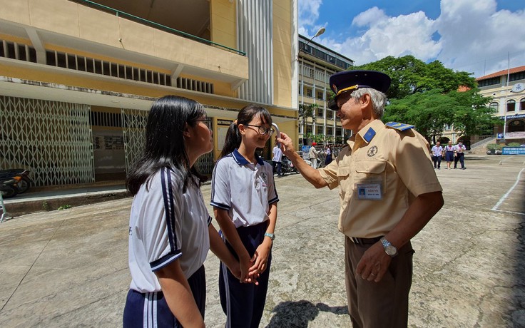 Mỗi sáng đứng cổng trường chúc học trò 'ngày mới tốt lành'