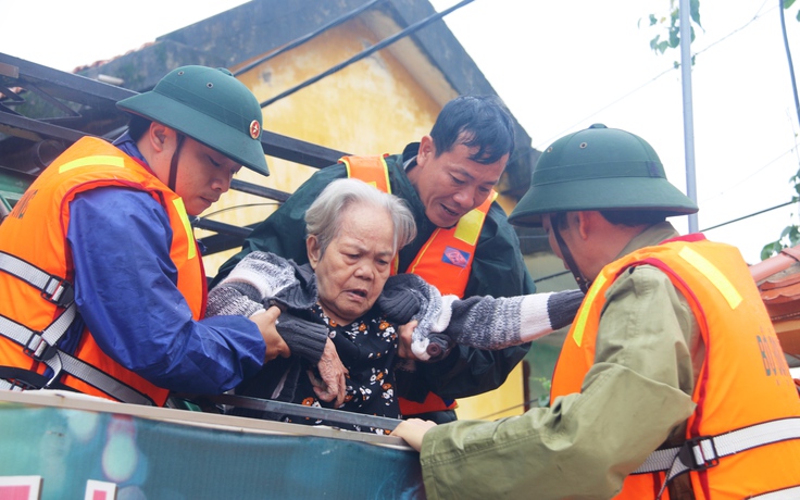 Chạy nạn trước lũ dữ